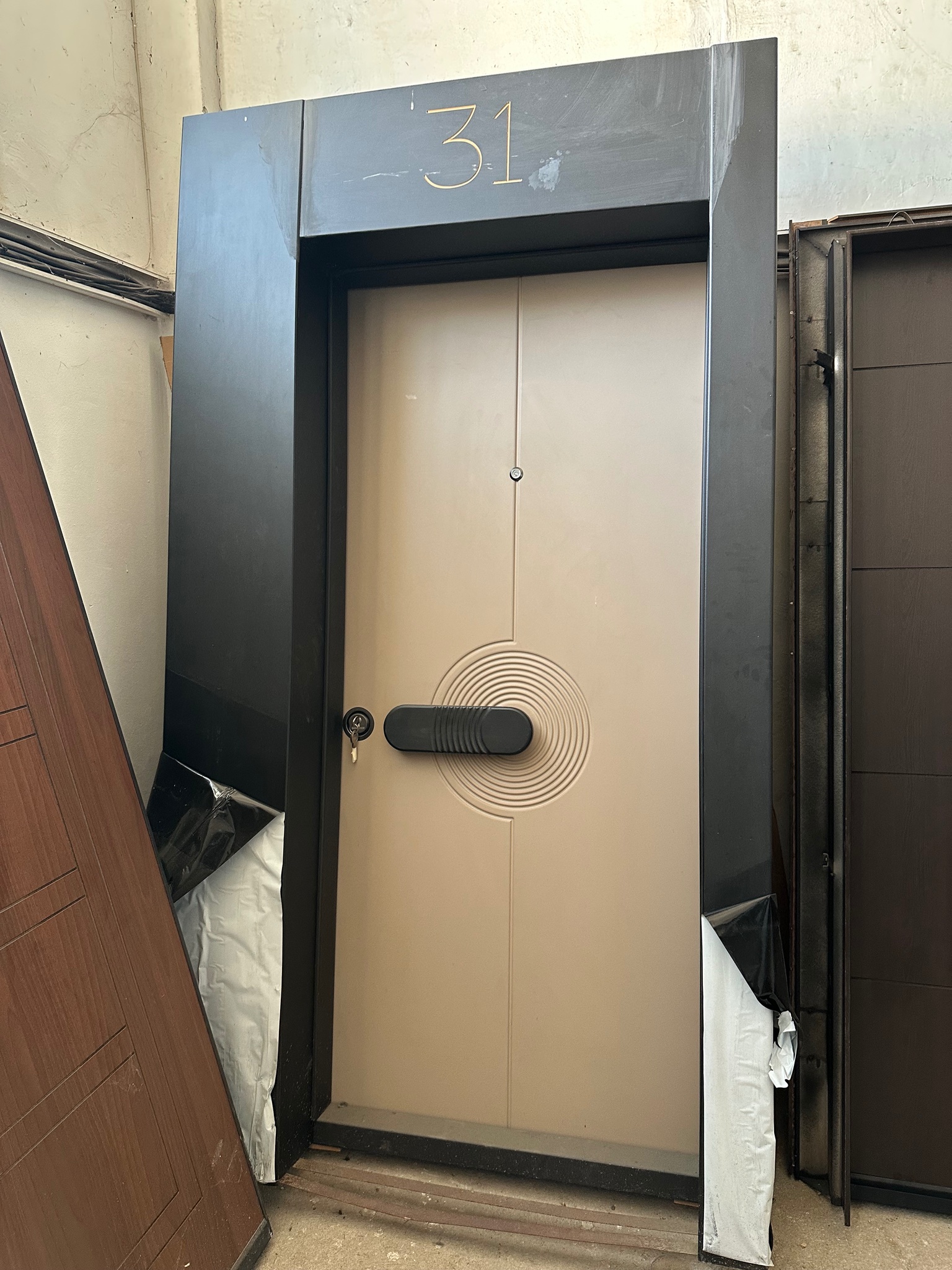 Shinedoor 2330 Беж - черно