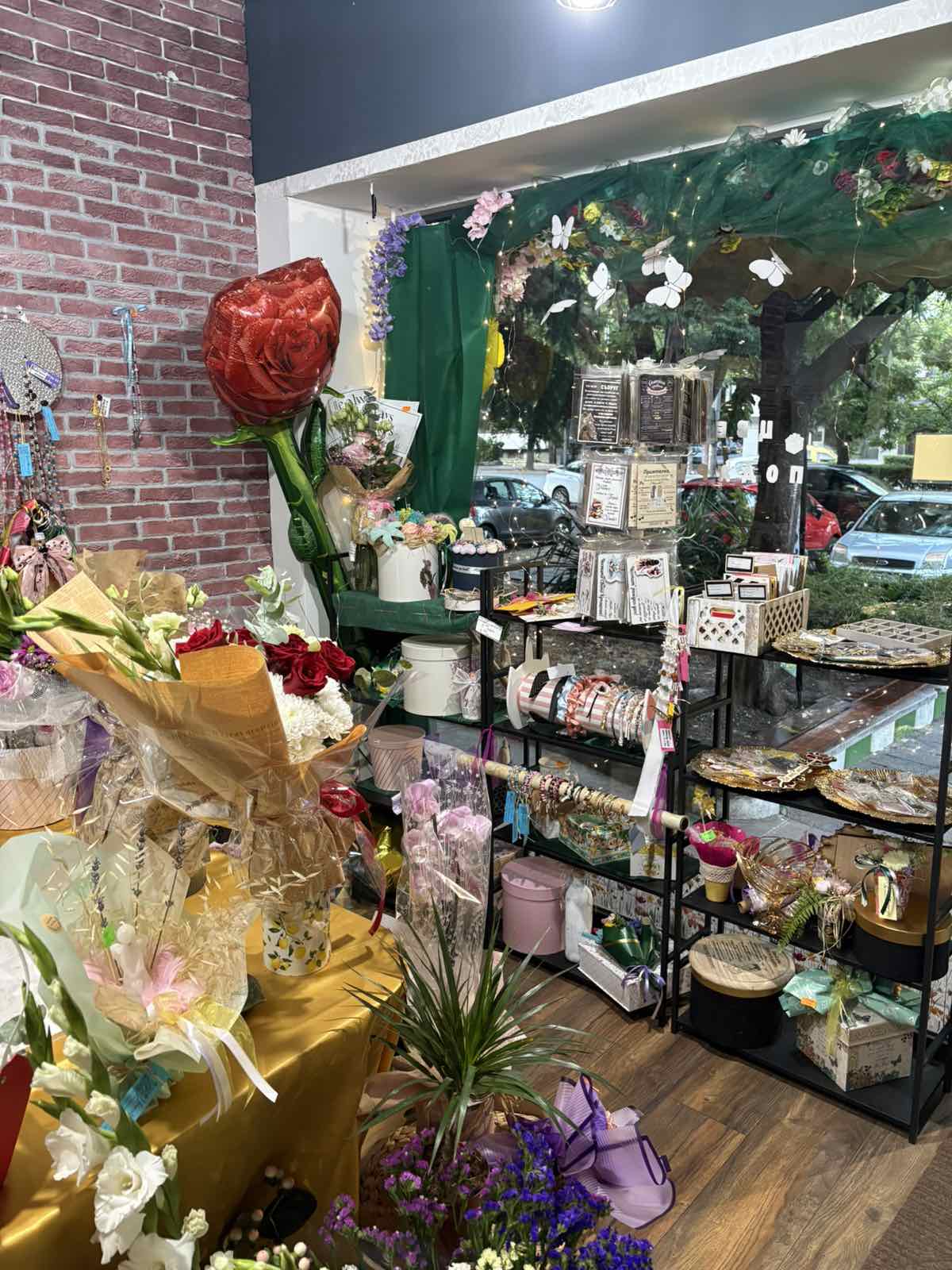Цветя и подаръци с доставка в Бургас - Yoaneli Boutique Gifts