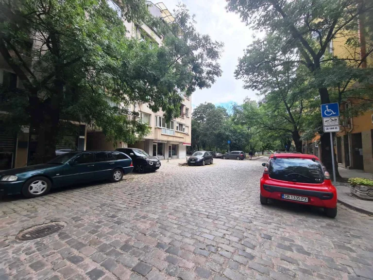 Тристаен апартамент дава под наем София Лагера