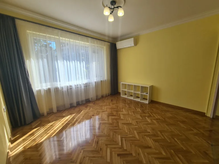 Тристаен апартамент дава под наем София Център