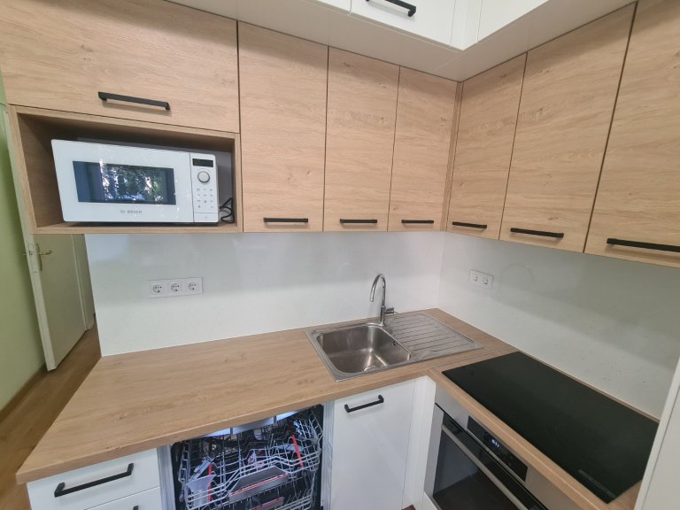 Тристаен апартамент дава под наем София Център