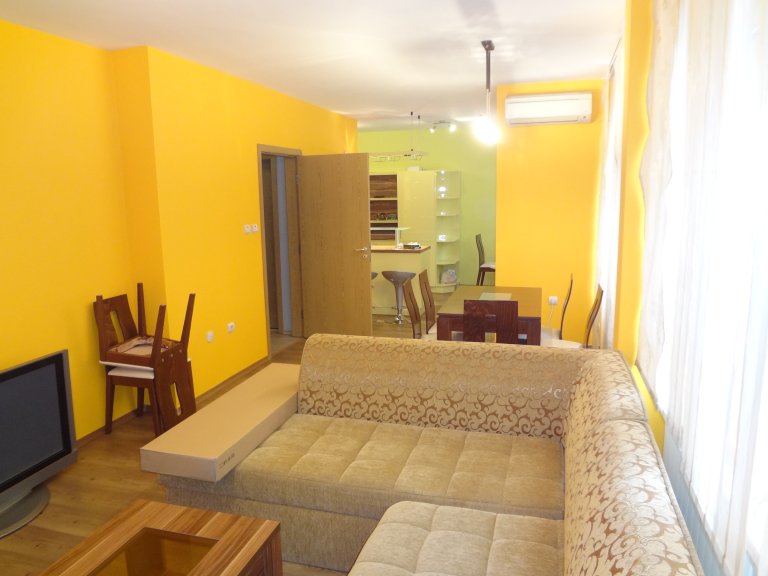 Тристаен апартамент дава под наем София Яворов