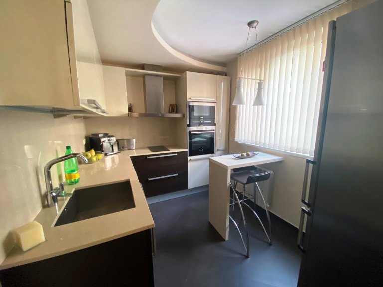 Тристаен апартамент дава под наем София Център