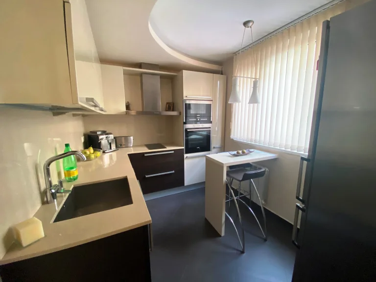 Тристаен апартамент дава под наем София Център