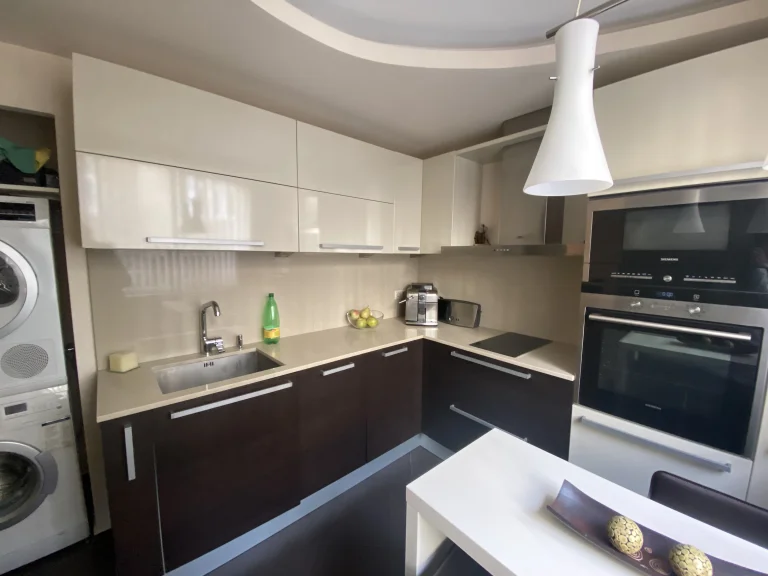 Тристаен апартамент дава под наем София Център