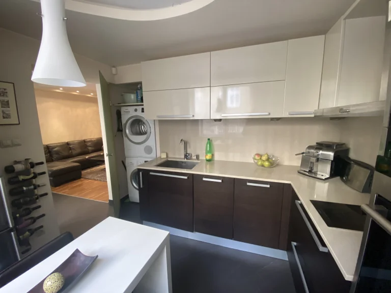 Тристаен апартамент дава под наем София Център