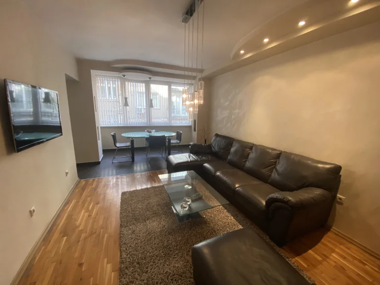 Тристаен апартамент дава под наем София Център