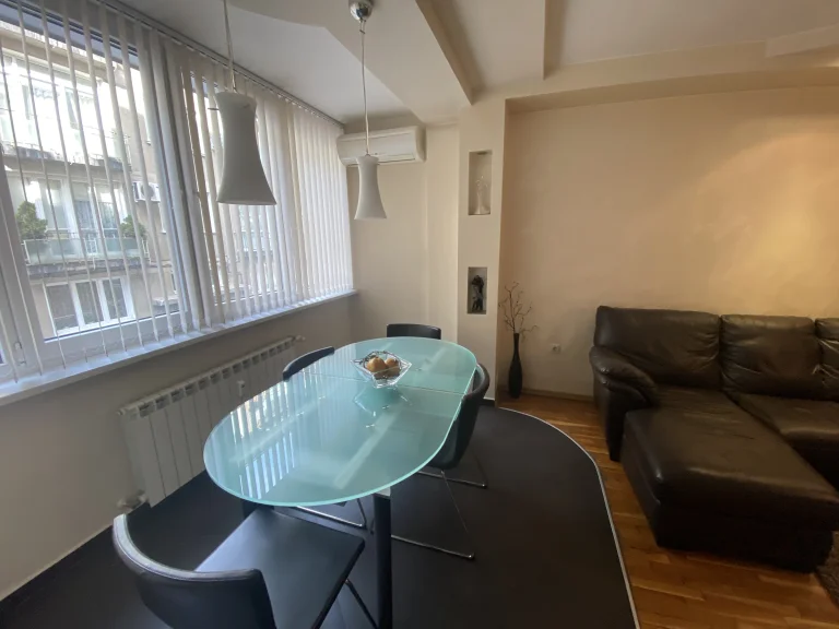 Тристаен апартамент дава под наем София Център