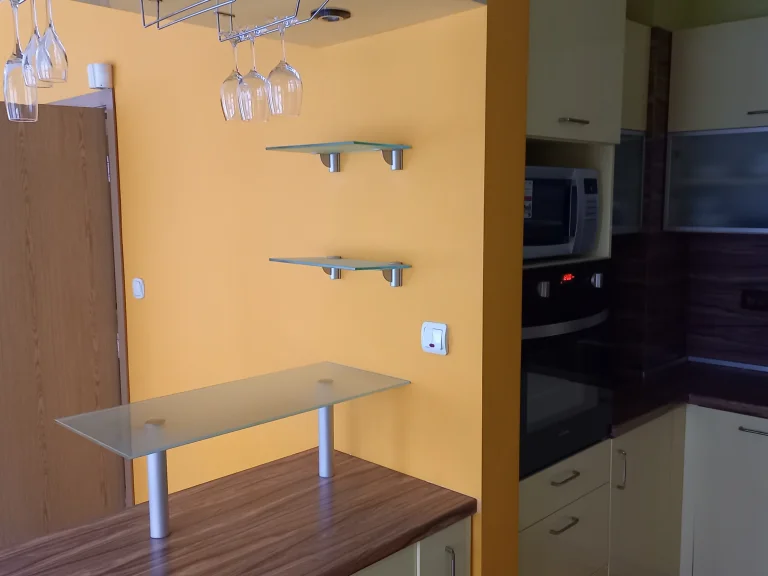 Тристаен апартамент дава под наем София Яворов