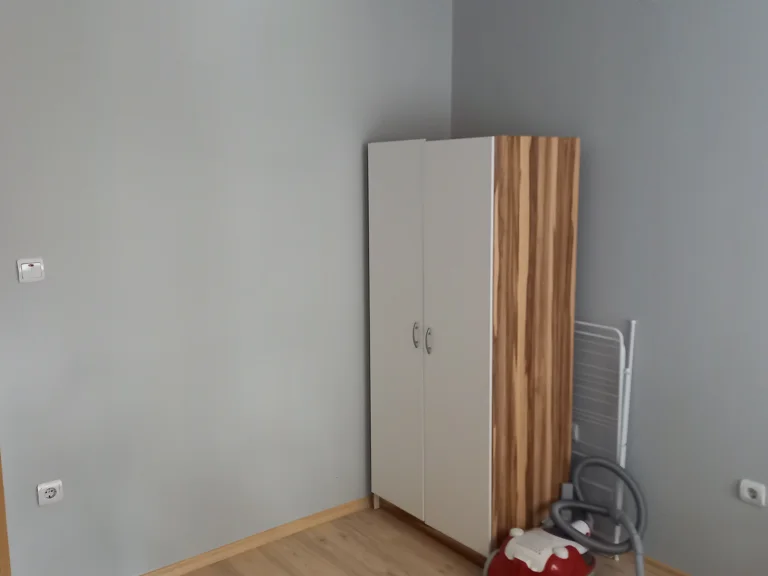 Тристаен апартамент дава под наем София Яворов