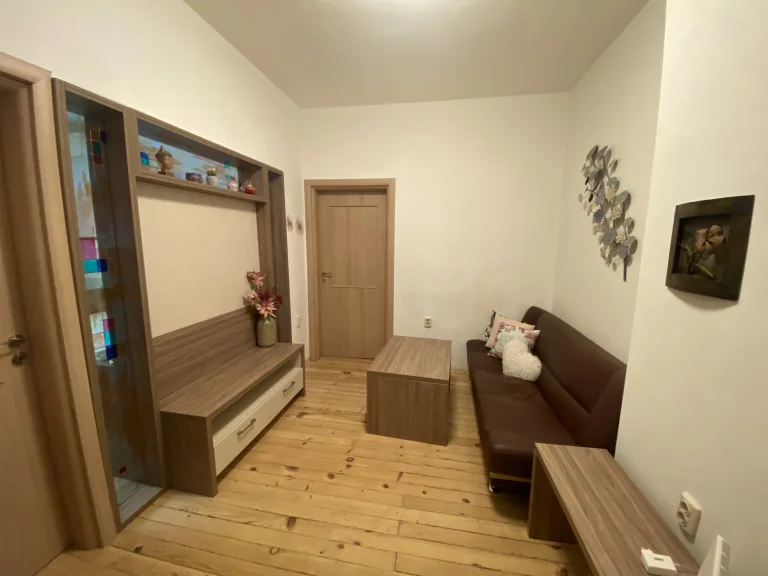 Тристаен апартамент дава под наем София Център