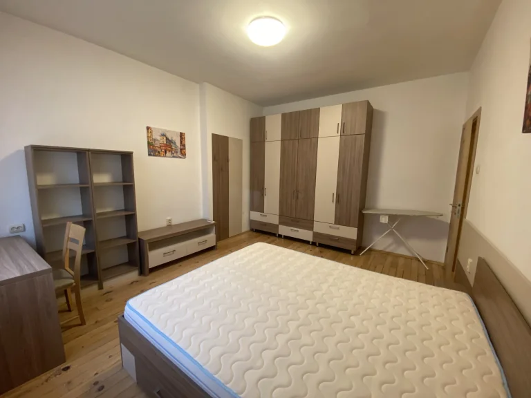 Тристаен апартамент дава под наем София Център