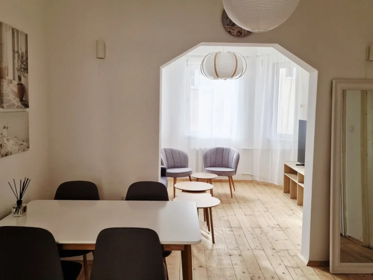 Тристаен апартамент дава под наем София Център