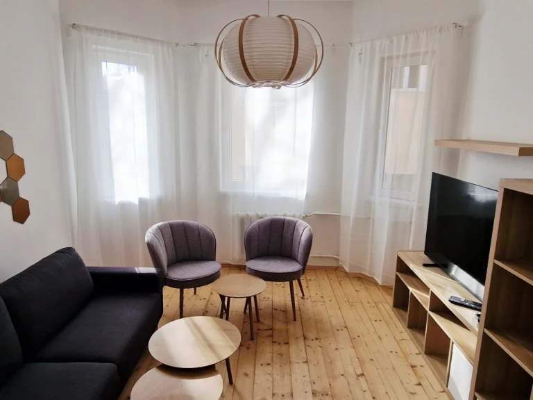 Тристаен апартамент дава под наем София Център