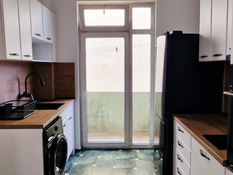 Тристаен апартамент дава под наем София Център