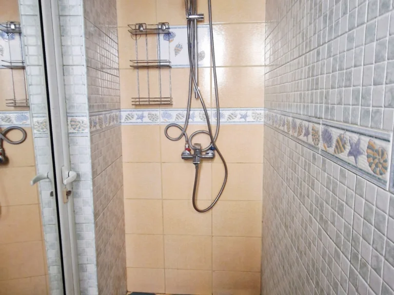 Тристаен апартамент дава под наем София Център