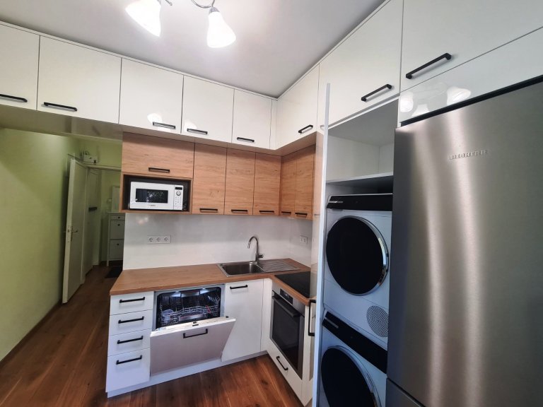 Тристаен апартамент дава под наем София Център