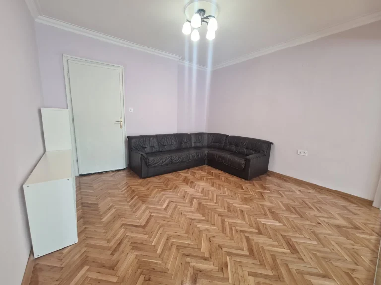 Тристаен апартамент дава под наем София Център