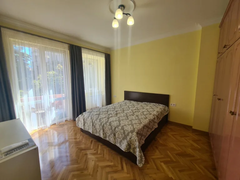 Тристаен апартамент дава под наем София Център