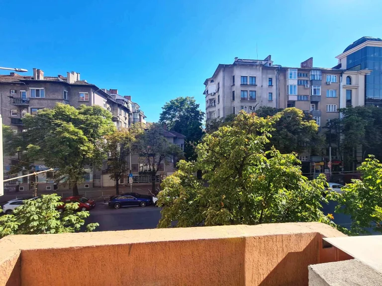 Тристаен апартамент дава под наем София Център