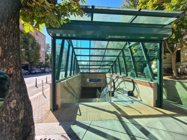 Тристаен апартамент дава под наем София Център - Photo 13