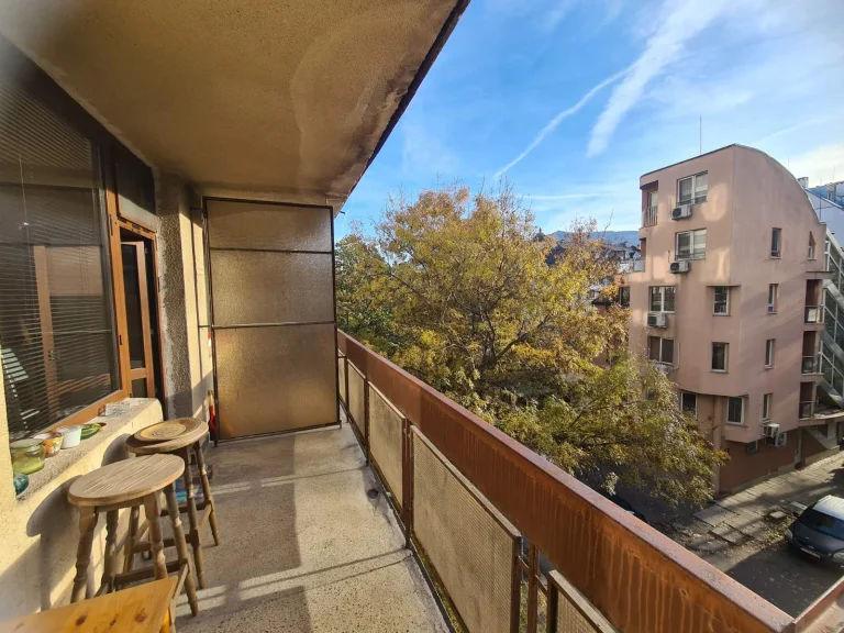 Двустаен апартамент дава под наем София Лагера