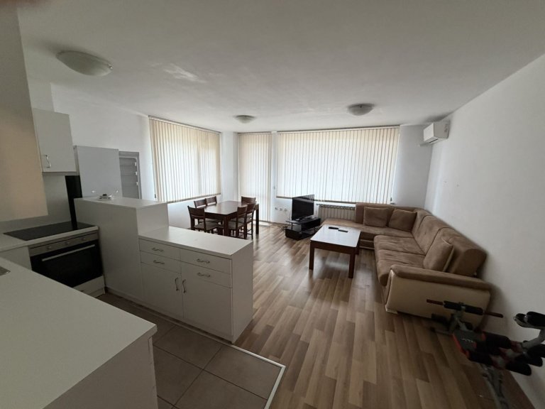 Тристаен апартамент дава под наем Пловдив Широк Център