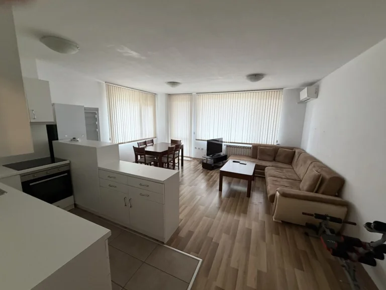 Тристаен апартамент дава под наем Пловдив Широк Център