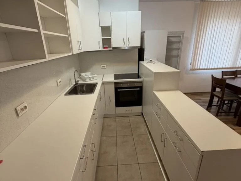 Тристаен апартамент дава под наем Пловдив Широк Център