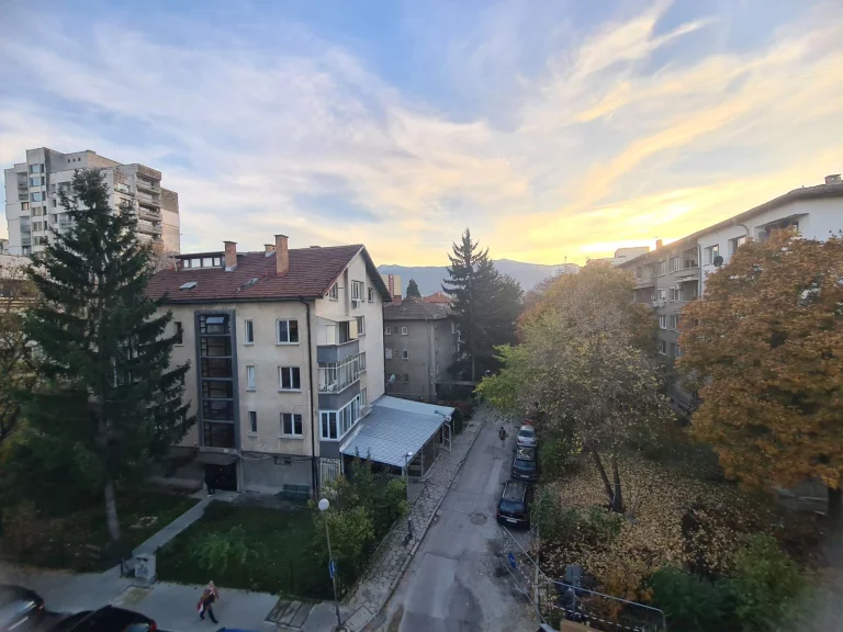 Тристаен апартамент дава под наем София Изток