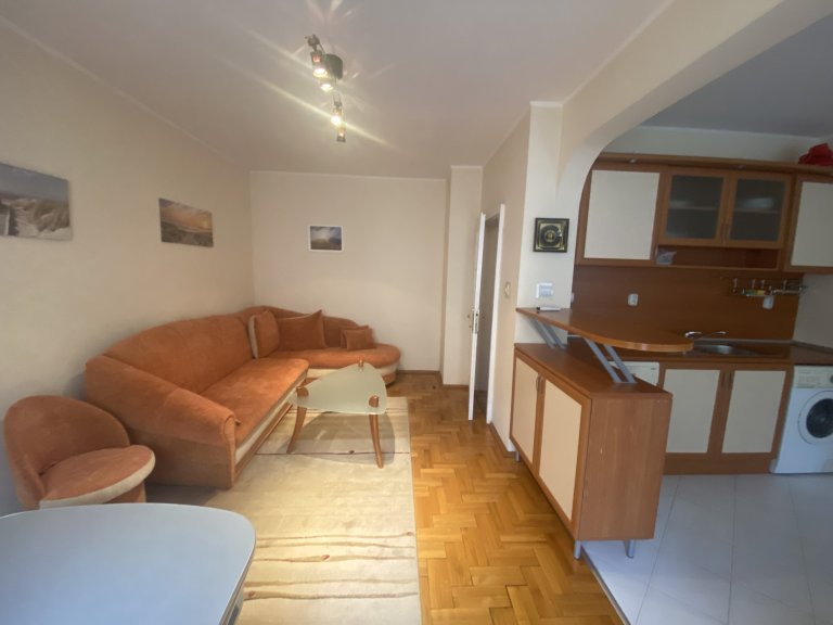 Двустаен апартамент дава под наем София Център