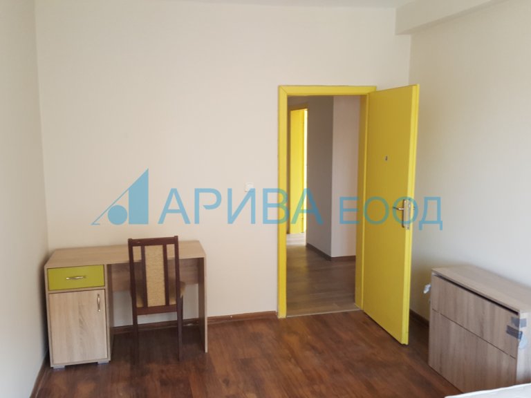 Тристаен апартамент дава под наем Хасково Център - Photo 7
