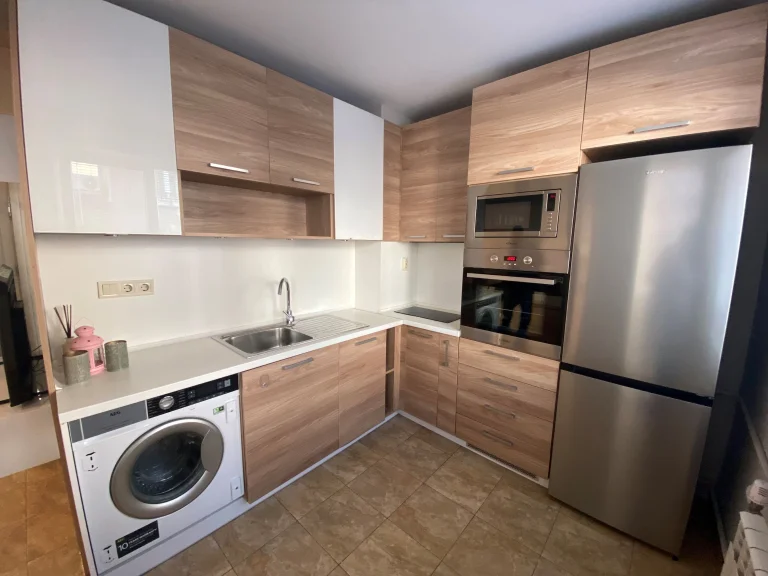 Тристаен апартамент дава под наем София Център