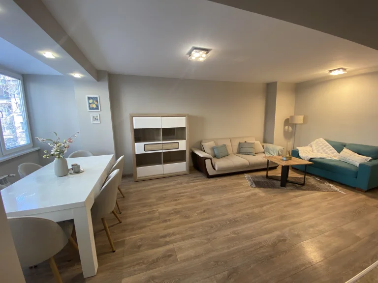 Тристаен апартамент дава под наем София Център