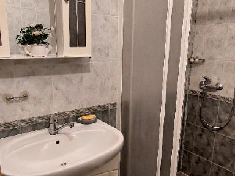 Двустаен апартамент дава под наем Варна Център - Photo 10