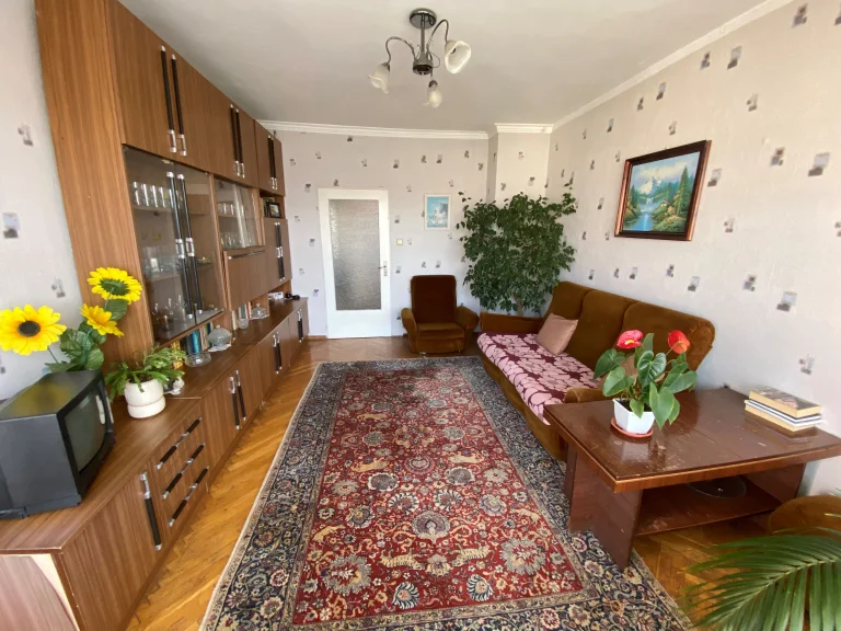 Тристаен апартамент за продажба София Дружба 2