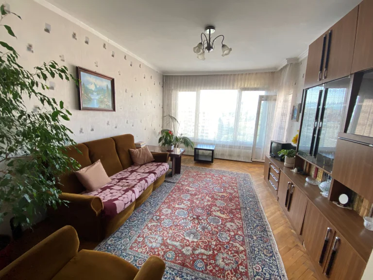 Тристаен апартамент за продажба София Дружба 2