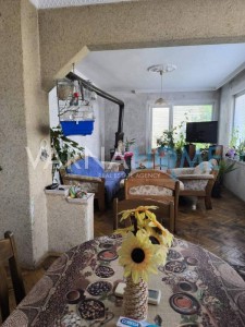 Тристаен апартамент дава под наем Варна Левски
